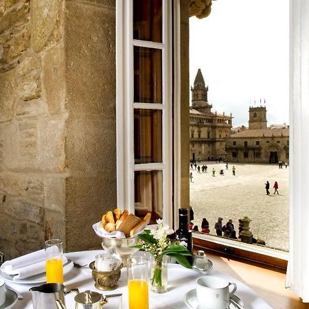 Parador De Santiago - Hostal Reis Catolicos Santiago de Compostela Dış mekan fotoğraf View of the Plaza Mayor from the hotel