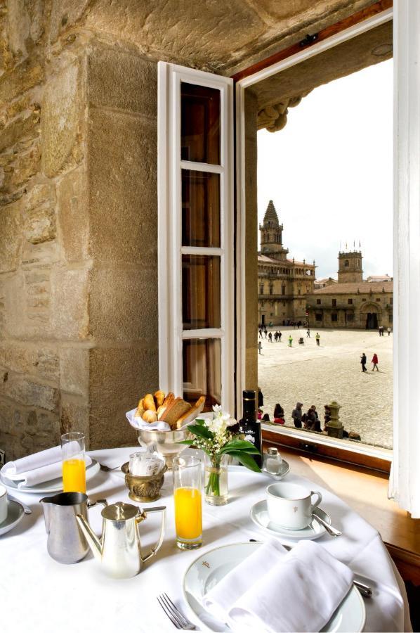 Parador De Santiago - Hostal Reis Catolicos Santiago de Compostela Dış mekan fotoğraf View of the Plaza Mayor from the hotel